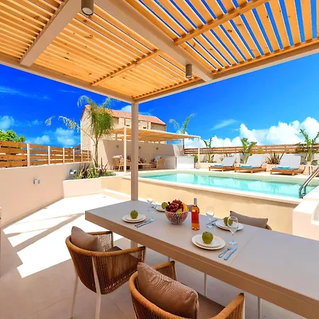 Villa Hidden Gem Private Pool & Heated Jaccuzzi